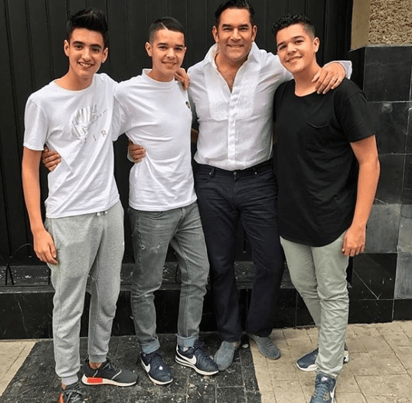 Sebastián Poza, el único hijo varón de la actriz de 'Vecinos', es tres años menor que Eduardo y Roberto, a pesar de ello ha formado una buena relación con los hijos de su padrastro.