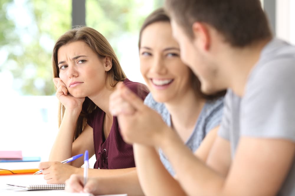 O sea, se busca para contar las intimidades de su nueva pareja y pedir un consejo o escuchar su opinión, un vínculo que no se puede romper y lógicamente despierta celos en quienes ahora comparten su vida temiendo infidelidades, que no existen.