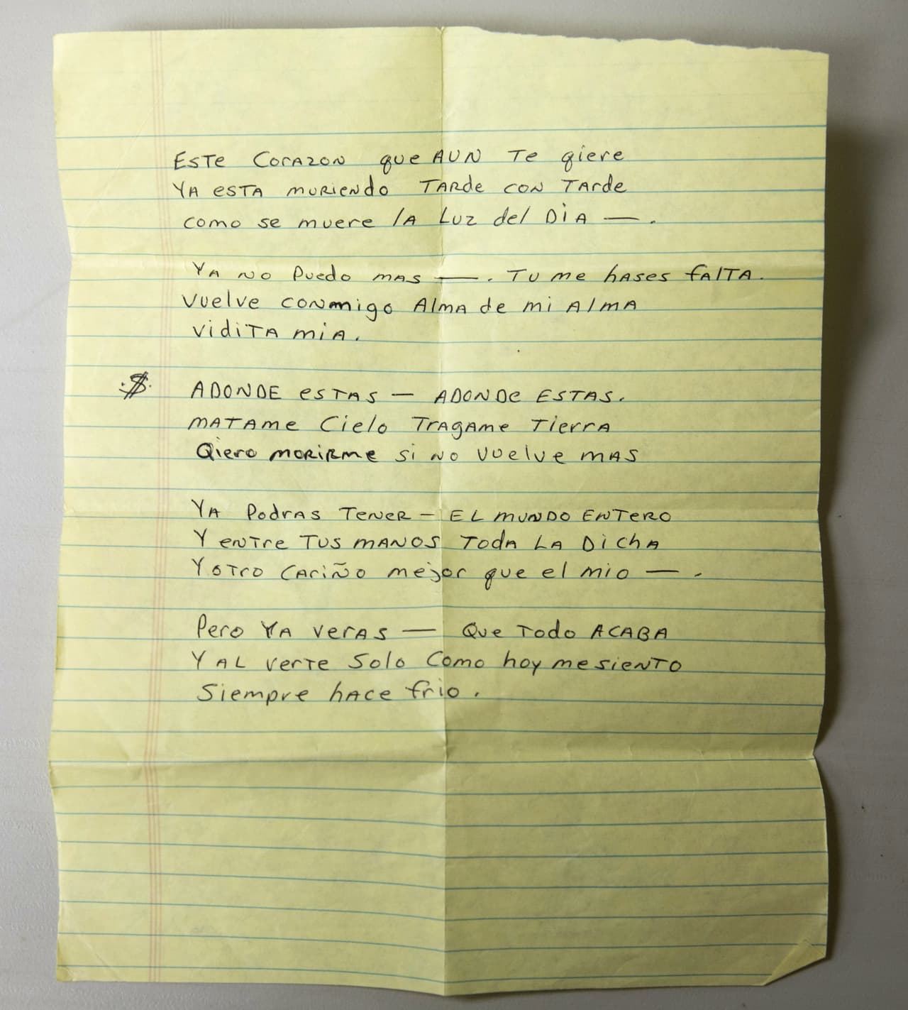 En el bolso, junto a otros documentos, se encuentra una hoja amarilla con la letra de la canción 'Siempre hace frío', que Selena grabó en el 1994. La frase 'quiero morirme' se ve más oscura que el resto del texto.