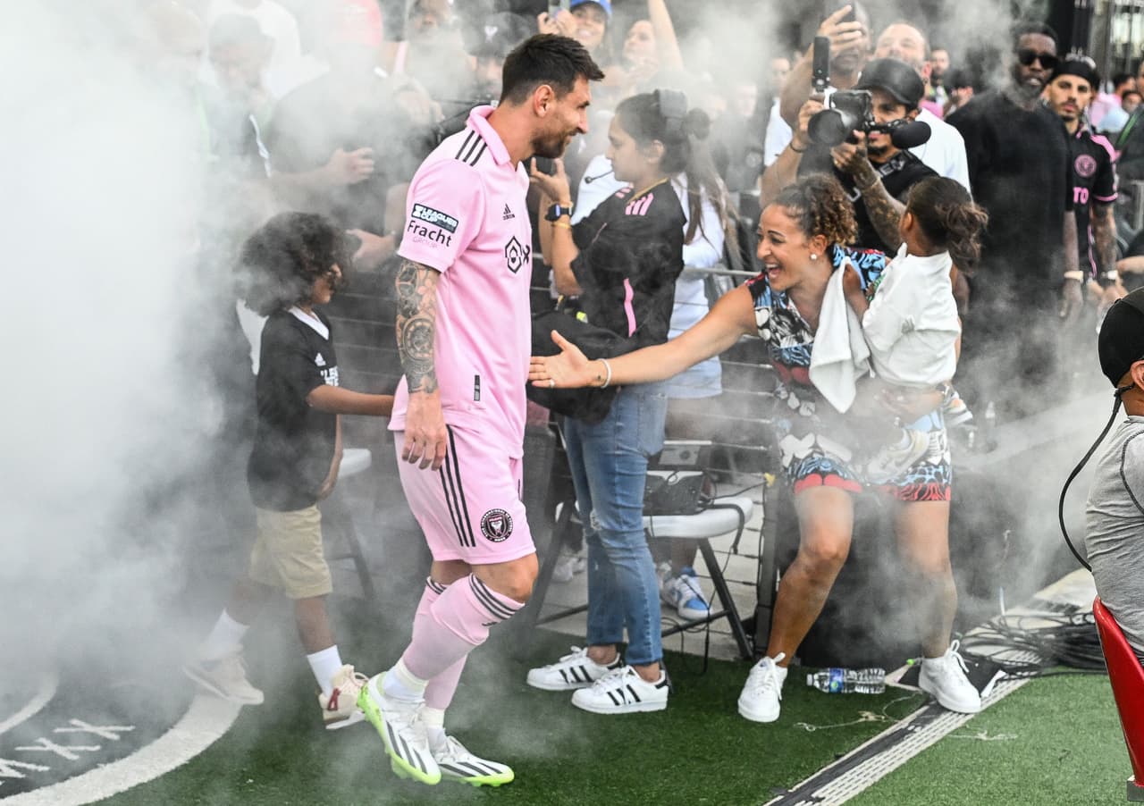 La 
<b><a href="https://www.univision.com/local/miami-wltv/estoy-disfrutando-esta-nueva-etapa-messi-da-su-primera-conferencia-de-prensa-con-el-inter-miami-video" target="_blank">llegada de Lionel Messi</a></b>, considerado por muchos el mejor jugador de fútbol soccer del mundo hoy por hoy, al Inter de Miami 
<b>ha sido todo un fenómeno</b>, ya llamado 'Messimanía', al que ni los más famosos han podido escapar.