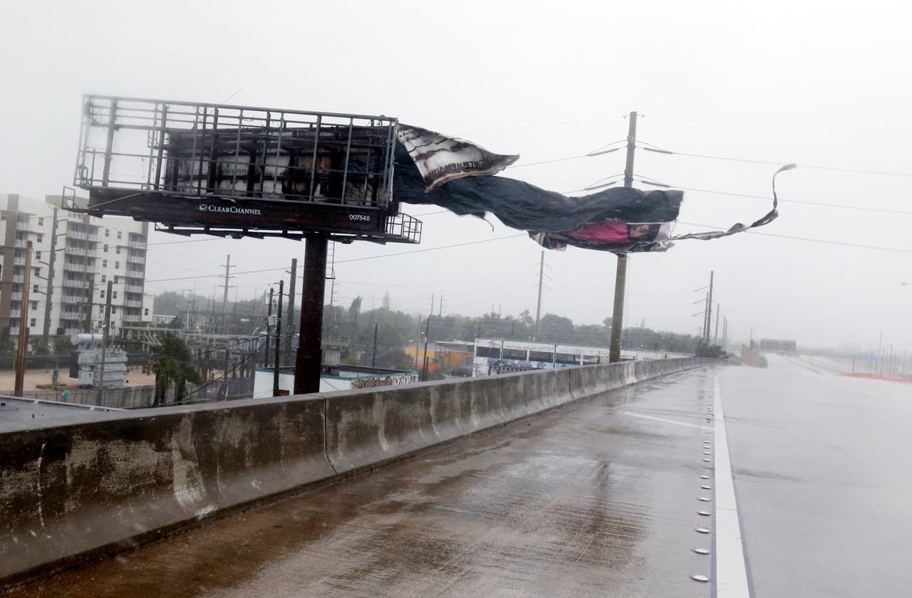 Una valla publicitaria arrancada por los fuertes vientos de Irma, en la autopista Interestatal 95 vía norte.