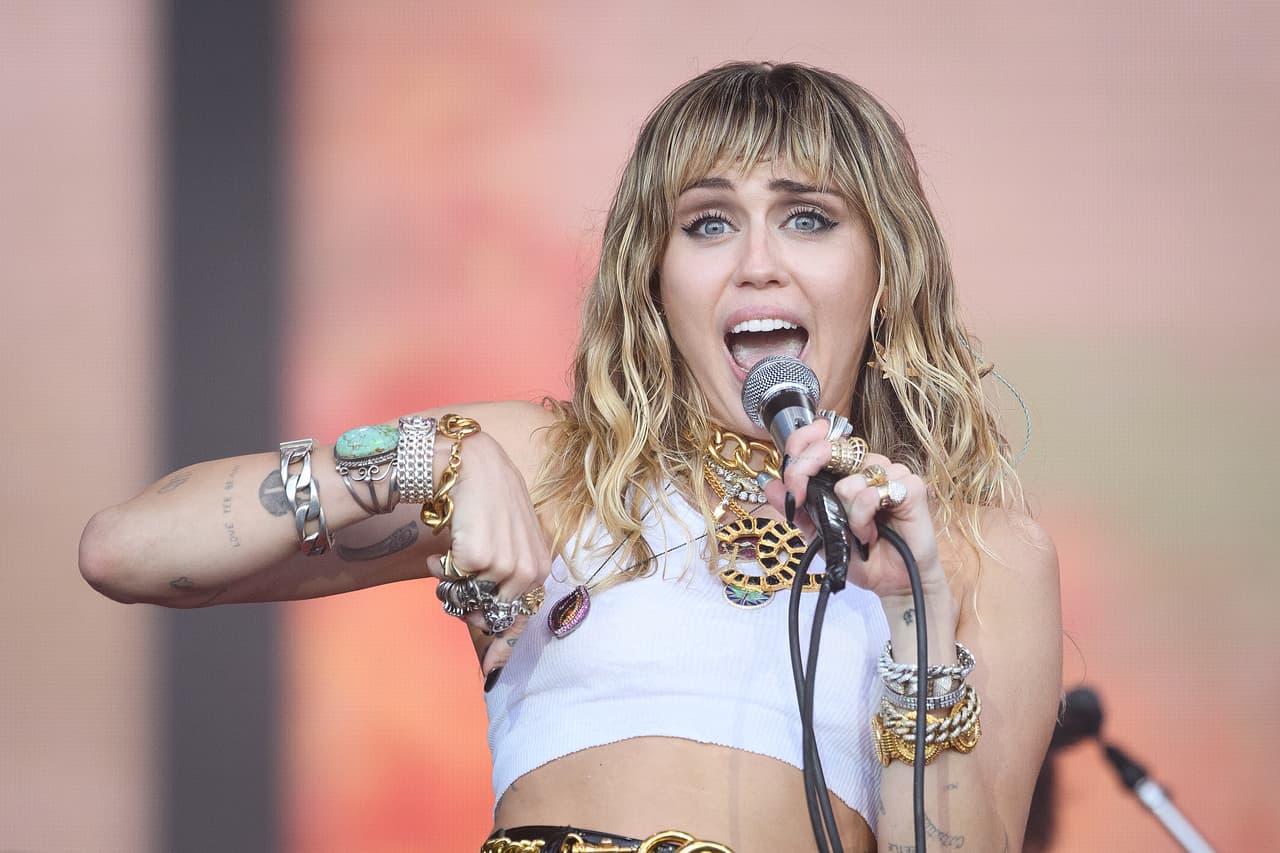 <b>Puesto 17: Miley Cyrus, actriz y cantante</b>. 
<br>
<br>
<b>254.5 millones de seguidores en redes sociales.</b>
<br>
<br>
<a href="https://www.instagram.com/mileycyrus/"><u>Instagram</u></a>: 135 millones de seguidores 
<br>
<br>
<a href="https://www.facebook.com/MileyCyrus"><u>Facebook</u></a>: 45 millones de seguidores.
<br>
<br>
<a href="https://twitter.com/MileyCyrus"><u>Twitter</u></a>: 46.2 millones de seguidores.
<br>
<br>
<a href="https://www.youtube.com/channel/UCn7dB9UMTBDjKtEKBy_XISw"><u>Youtube</u></a>: 15.4 millones de seguidores.
<br>
<br>
<a href="https://www.tiktok.com/@mileycyrus?"><u>Tik Tok</u></a>: 12.9 millones de followers.