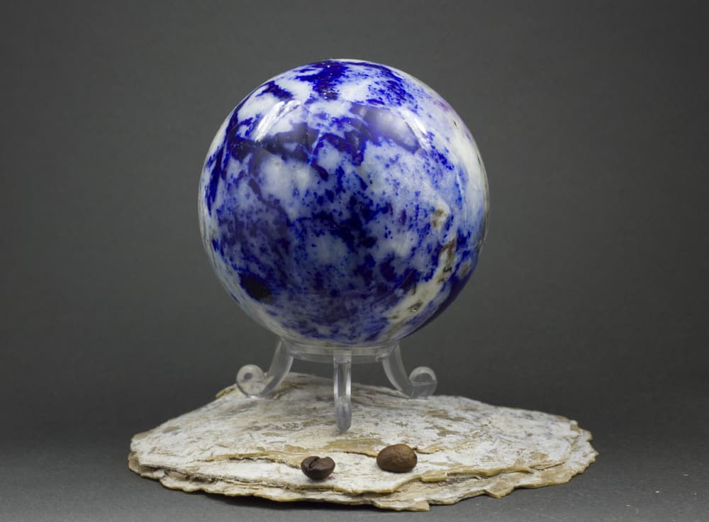 Inclusive, el lapislázuli era usado para el arte en la Edad Media ya que al hacerlo polvo, creaba un bello pigmento azul con el que podían pintar o teñir telas. Se dice igual que Miguel Ángel lo usó para decorar partes de su Capilla Sixtina.