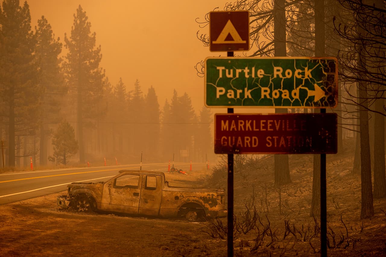 Un auto calcinado junto a una carretera en Markleeville, en el condado de Alpine, 
<a href="https://www.univision.com/temas/california">California</a>.