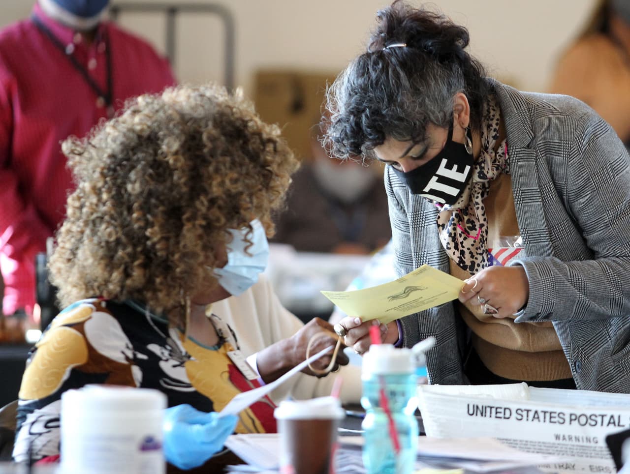 Funcionarias electorales cuentan votos el 5 de noviembre del 2020 en Atlanta, Georgia.