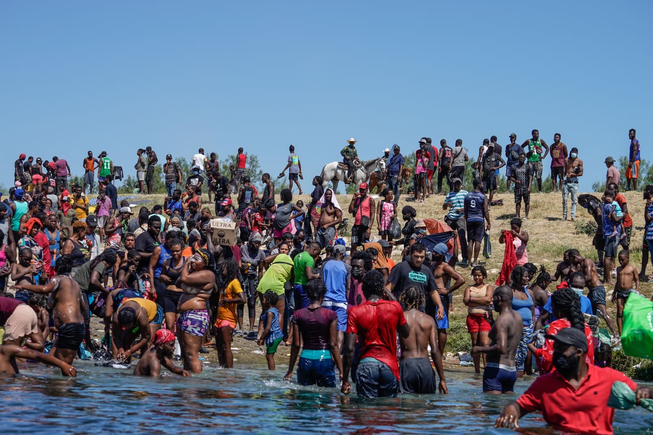 EEUU empezó la deportación de cientos de haitianos que esperaban bajo un puente en Texas