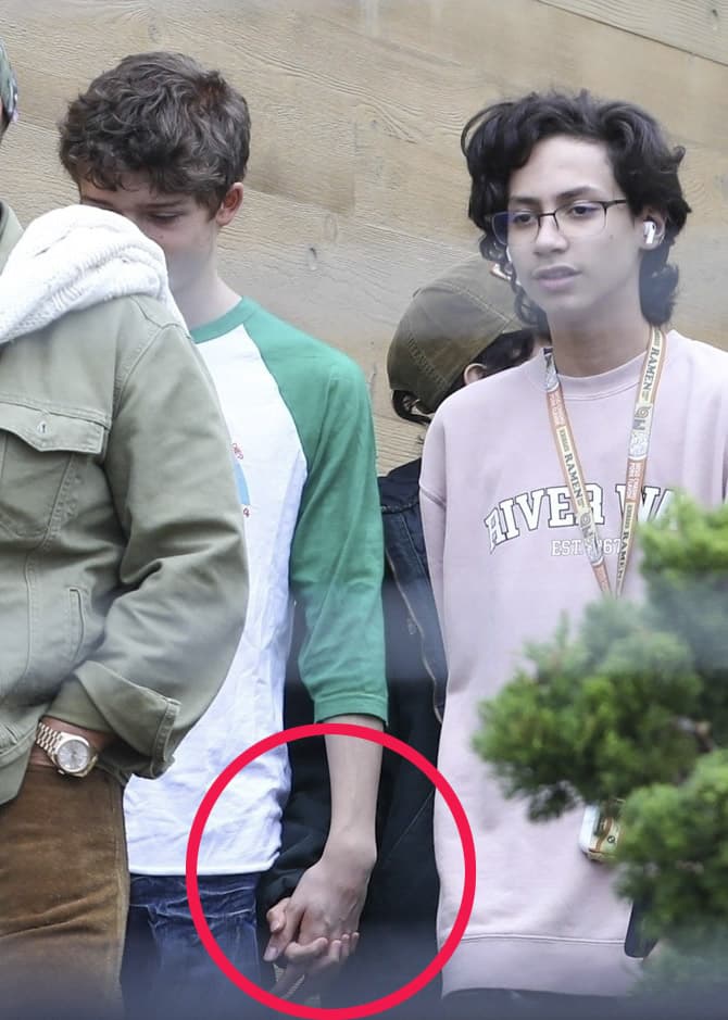 Emme y su acompañante se tomaron de las manos.