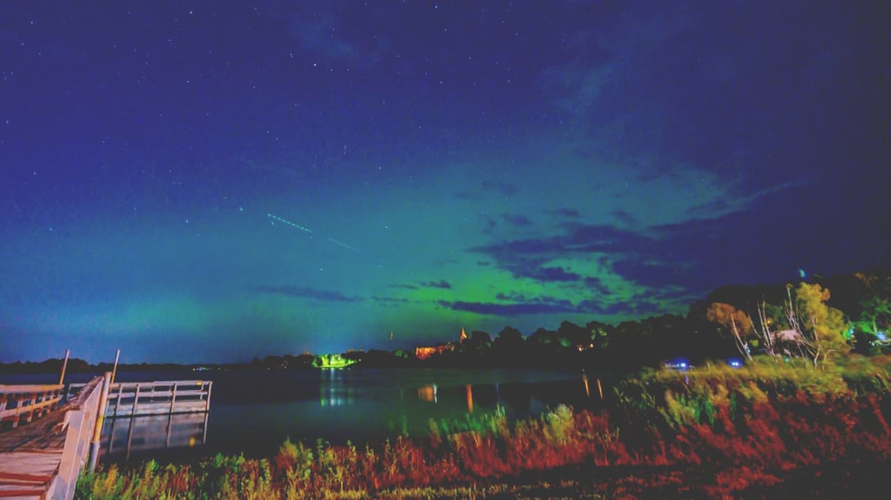 Los residentes de algunos estados de EEUU como Minnesota, Wisconsin y hasta Missouri pudieron disfrutar del colorido espectáculo que produce la aurora boreal en los cielos. Más información en 
<a href="https://www.univision.com/noticias" target="_blank">Univision</a>.