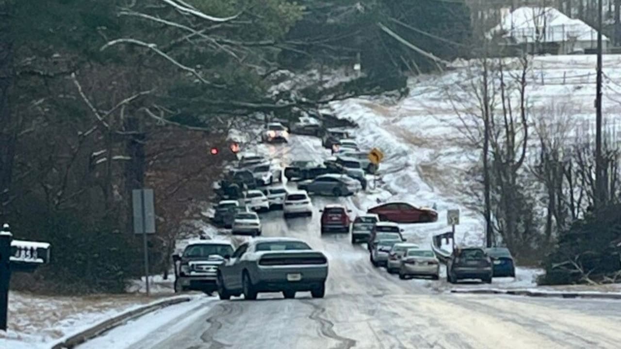 “La peor experiencia”: carreteras y calles congeladas dejan a miles de personas varadas en Atlanta