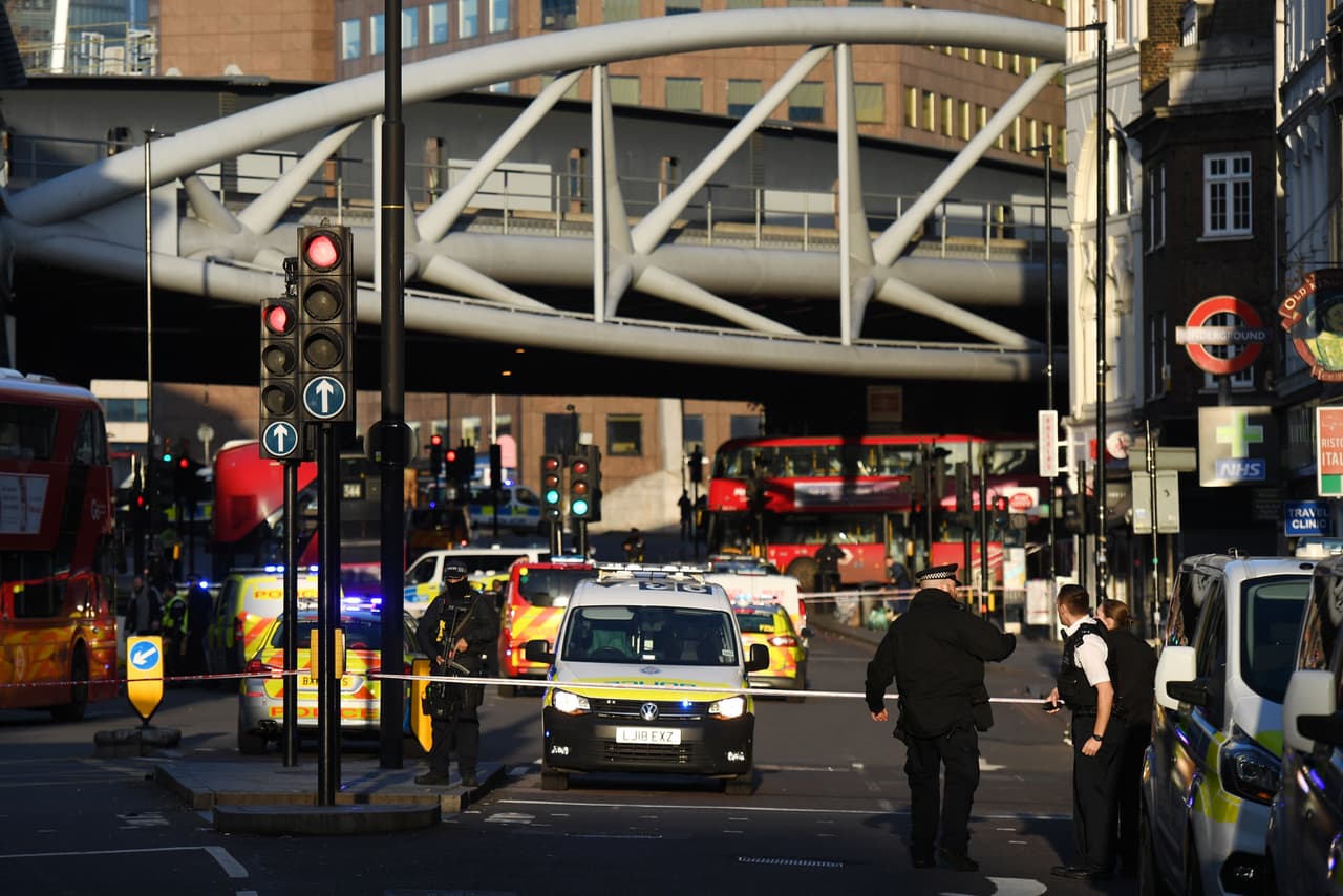 El Servicio de Ambulancias de Londres dijo que estaba respondiendo a un 
<b>"incidente grave"</b> y trasladó varios equipos a la escena, donde las autoridades dijeron que hibo varios heridos, aunque aún no se conoce el número ni la gravedad de su estado. 
<br>