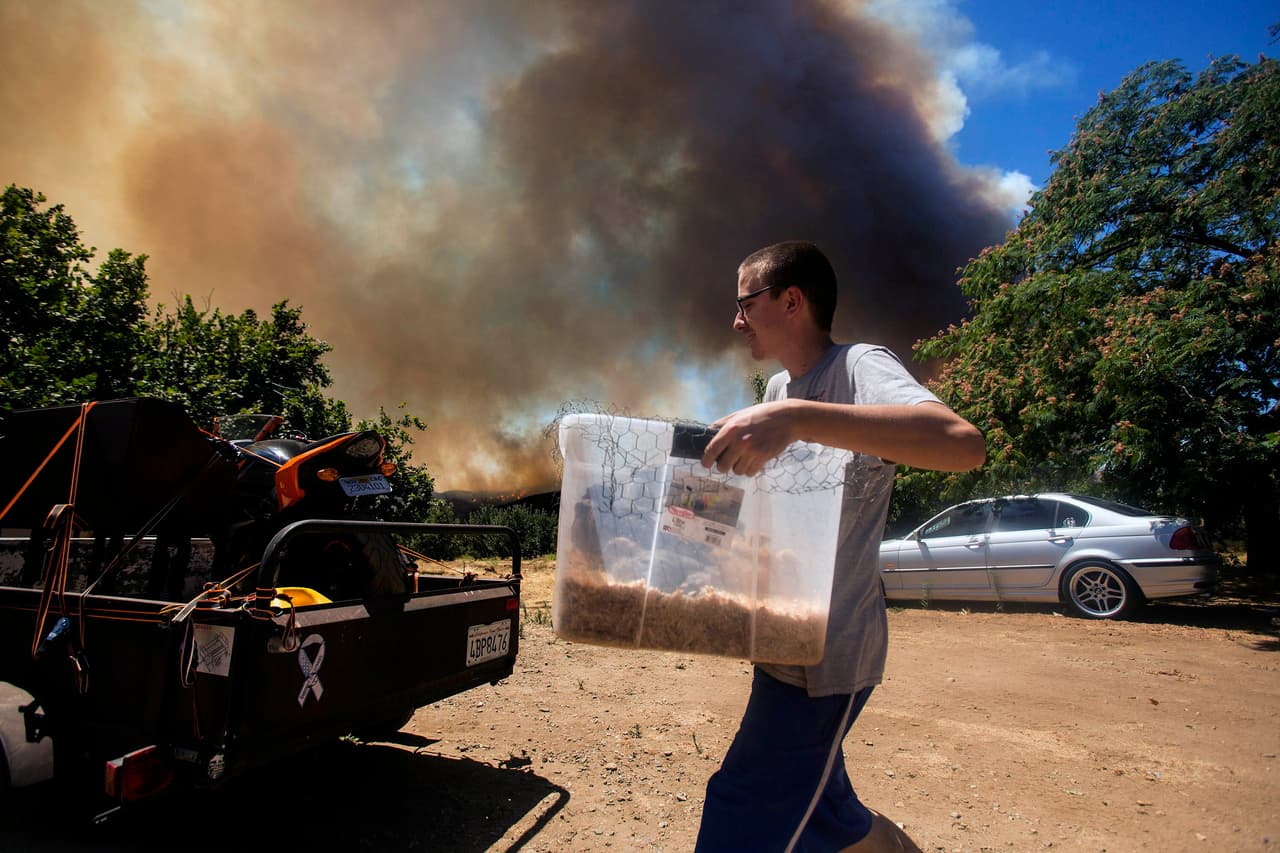 De acuerdo con las autoridades las próximas horas será de alerta crítica por incendios en el sur de California, por lo que recomiendan a las comunidades en zona de riesgos estar preparadas para salir de sus hogares en caso de órdenes de evacuación.
<br>