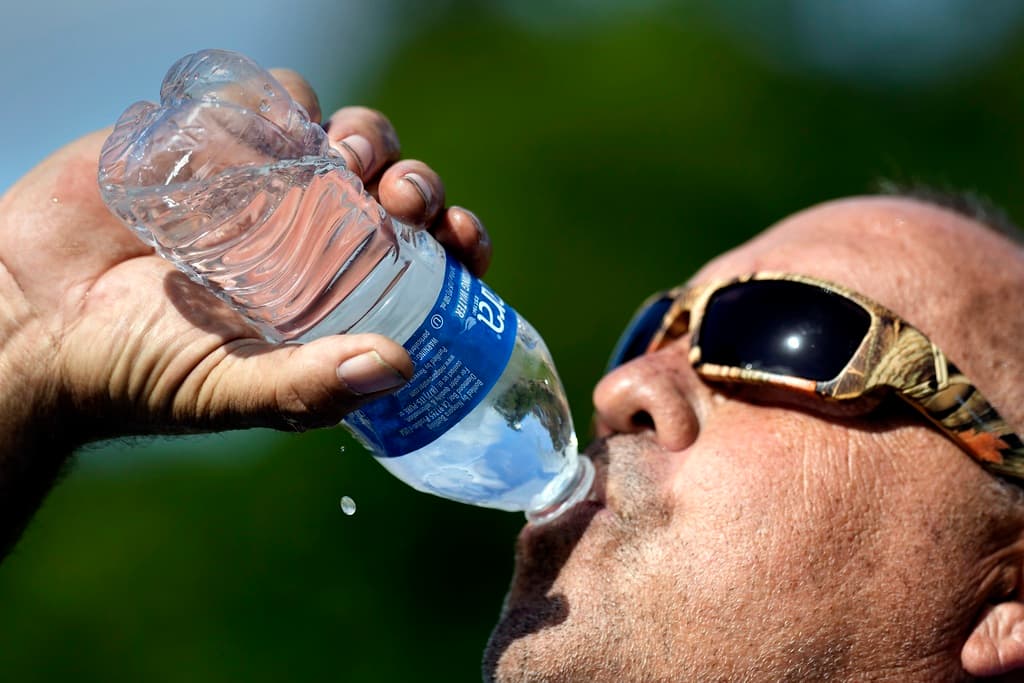 <b>Agotamiento por calor</b>
<br>Es una forma más leve de enfermedad relacionada con el calor y 
<b>provoca sudoración intensa, calambres musculares</b>, debilidad, entre otros síntomas, debido a la exposición a las altas temperaturas y una hidratación inadecuada.
<br>
<br>
<b>Tratamiento</b>
<br>Si el agotamiento por calor no se trata, puede progresar a un golpe de calor. 
<b>Beba bebidas frescas y sin alcohol</b>, tome un baño frío, busque un ambiente con aire acondicionado, use ropa ligera y descanse para recuperarse. Si no mejora llame al 911.