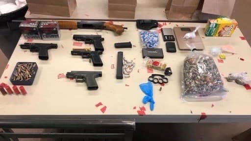 Hallan armas y drogas en residencia de sospechosa de hacer amenazas armada en Bakersfield
