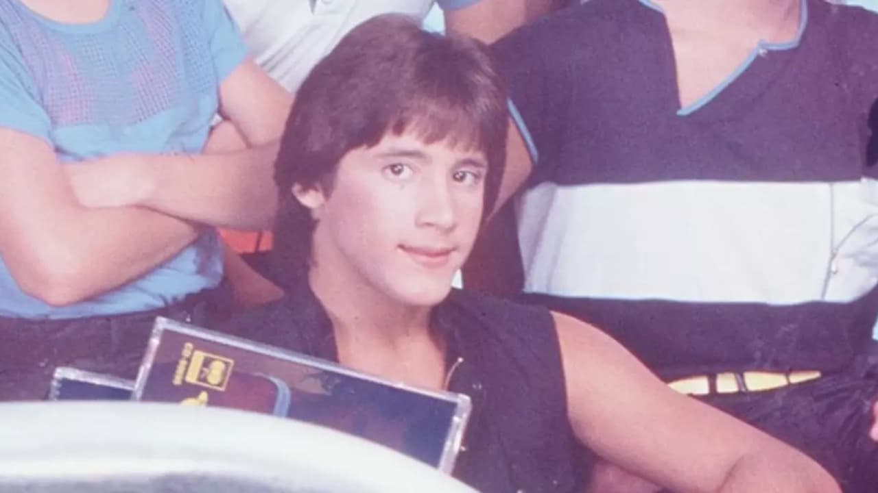 Lyle y Erik Menéndez 
<a href="https://www.univision.com/local/los-angeles-kmex/hermanos-menendez-como-una-carta-exmenudo-refuerzan-revision-condenas-los-angeles" target="_blank">no eran los únicos en acusar a su padre José Menéndez </a>de abuso sexual. Unos años después, 
<b>Roy Roselló, exMenudo, dijo haber sido víctima del empresario cubano.</b> Mencionó que en su adolescencia y cuando era integrante de Menudo, José Menéndez presuntamente abusó de él. En un documental 
<a href="https://www.univision.com/noticias/estados-unidos/roy-rossello-menudo-denuncia-padre-hermanos-menendez-violo" target="_blank">"Menendez + Menudo: Boys Betrayed", de Peacock,</a> Roy Roselló da su versión de lo ocurrido y esto ayuda en cierta parte al caso de los hermanos Menéndez.