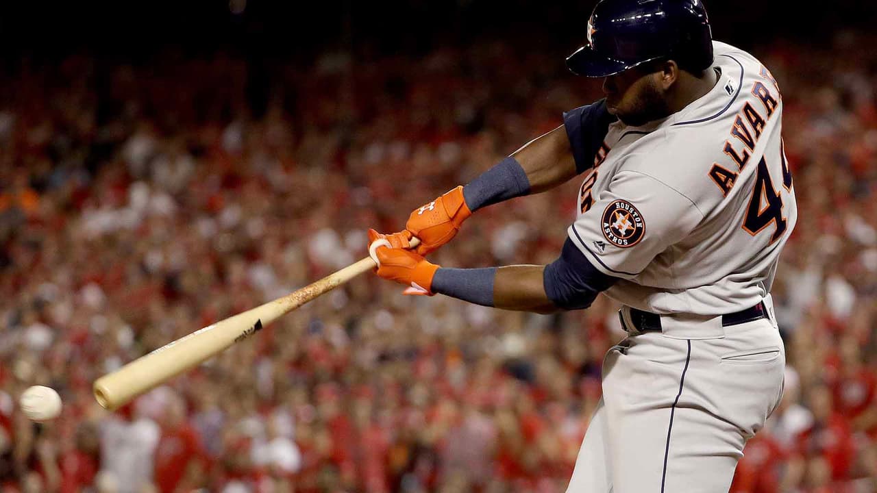 Yordan Álvarez bateando lo que sería el primer jonr´on del quinto juego. Con este batazo, los Astros abrieron el marcador y anotaron las primeras dos carreras gracias al poder del cubano.