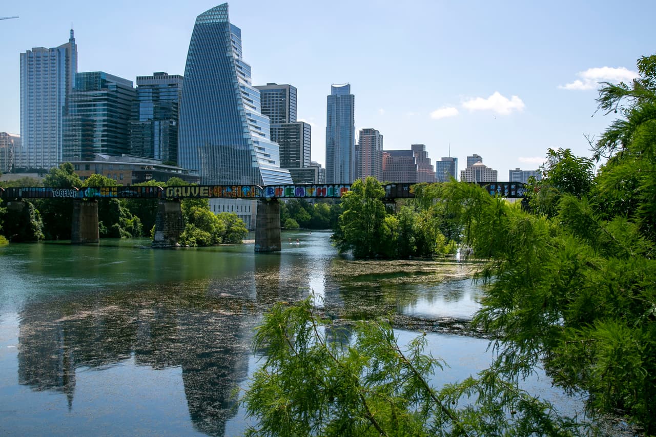 En las pasadas semanas se han 
<a href="https://www.univision.com/local/austin-kakw/algas-toxicas-barking-springs-austin-alertan-duenos-perros" target="_blank">detectado toxinas en algas</a> encontradas en áreas alrededor de Lady Bird Lake.