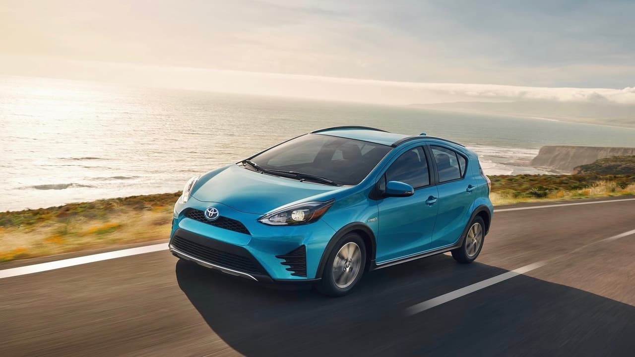 <h3 class="cms-h3-H3">2. Toyota Prius c</h3>
<br>Este mini-mi del Prius regular, al que Consumer Reports describe como "un natural para el manejo urbano" ofrece 43 millas por galón de consumo en circuito combinado. Sin embargo su marcha áspera, su poca aceleración y su motor ruidoso hará que sus dueños lo piensen dos veces antes de sacarlo a un autopista en un viaje largo. 
<b>El Prius c dejará de ser fabricado después de 2019</b>, abandonando el escenario como el segundo vehículo más confiable disponible en Estados Unidos.
