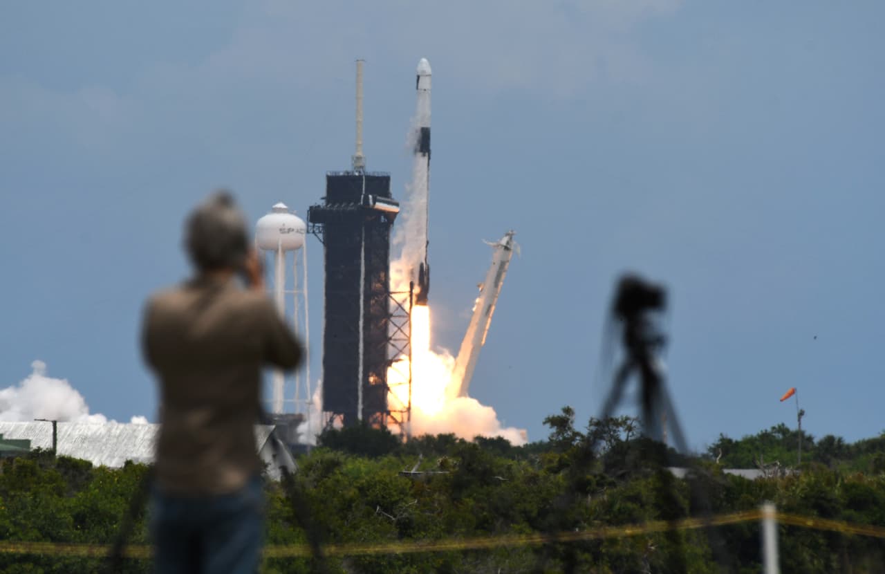 <b>Cohetes espaciales reutilizables, una obsesión de Elon Musk que cambió la industria aeroespacial</b>
<br>
<br>En diciembre de 2015 la empresa 
<a href="https://www.univision.com/temas/spacex">SpaceX</a> concretó una de las ideas más revolucionarias para los viajes al espacio: un cohete capaz de poner en órbita una carga útil y regresar a la tierra para ser reutilizado. El propulsor Falcon 9 marcó el comienzo de una nueva era en los viajes espaciales, ya que su 
<a href="https://www.inc.com/kevin-j-ryan/greatest-inventions-decade-2010-2019.html"><u>costo (unos 62 millones de dólares) representa solo una cuarta parte</u></a> del precio de un antiguo cohete de un solo uso. 
<a href="https://www.univision.com/noticias/medio-ambiente/despego-con-exito-el-cohete-falcon-9-de-la-compania-space-x"><u>En mayo de 2020 uno de estos dispositivos llevó por primera vez a dos astronautas al espacio</u></a>. 
<br>