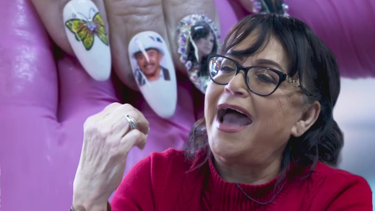 La graciosa reacción de Doña Rosa al ver en sus uñas buchonas una imagen de Pedro Rivera