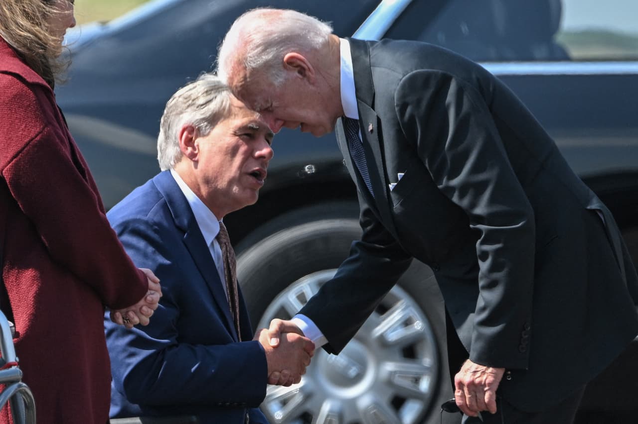Abbott es un defensor y promotor de las armas. Tenía planificado asistir en persona a la celebración de la convención de la Asociación Nacional del Rifle (NRA), principal grupo cabildero en la promoción de las armas en EEUU, pero no fue. Envió este viernes un mensaje grabado para los asistentes, que sí escucharon al expresidente Trump en vivo.