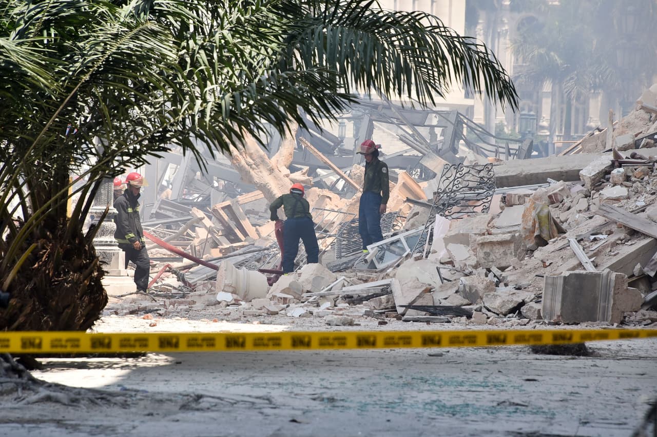 Las primeras imágenes que llegaron del suceso en el hotel Saratoga eran de fuerte destrucción. Según EFE, el bajo, la primera y segunda plantas del edificio de seis pisos quedaron gravemente afectados. La fachada se vino abajo y dejó una lluvia de cascotes sobre la calle.