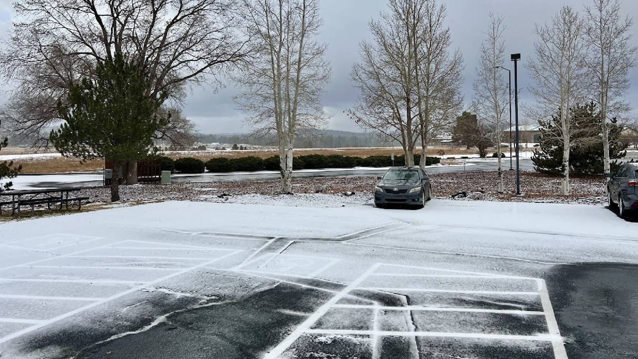 Flagstaff se pintó de blanco esta mañana después de que se registraran las primeras nevadas de la temporada desde tempranas, lo que provocó un aviso por clima invernal en la zona.