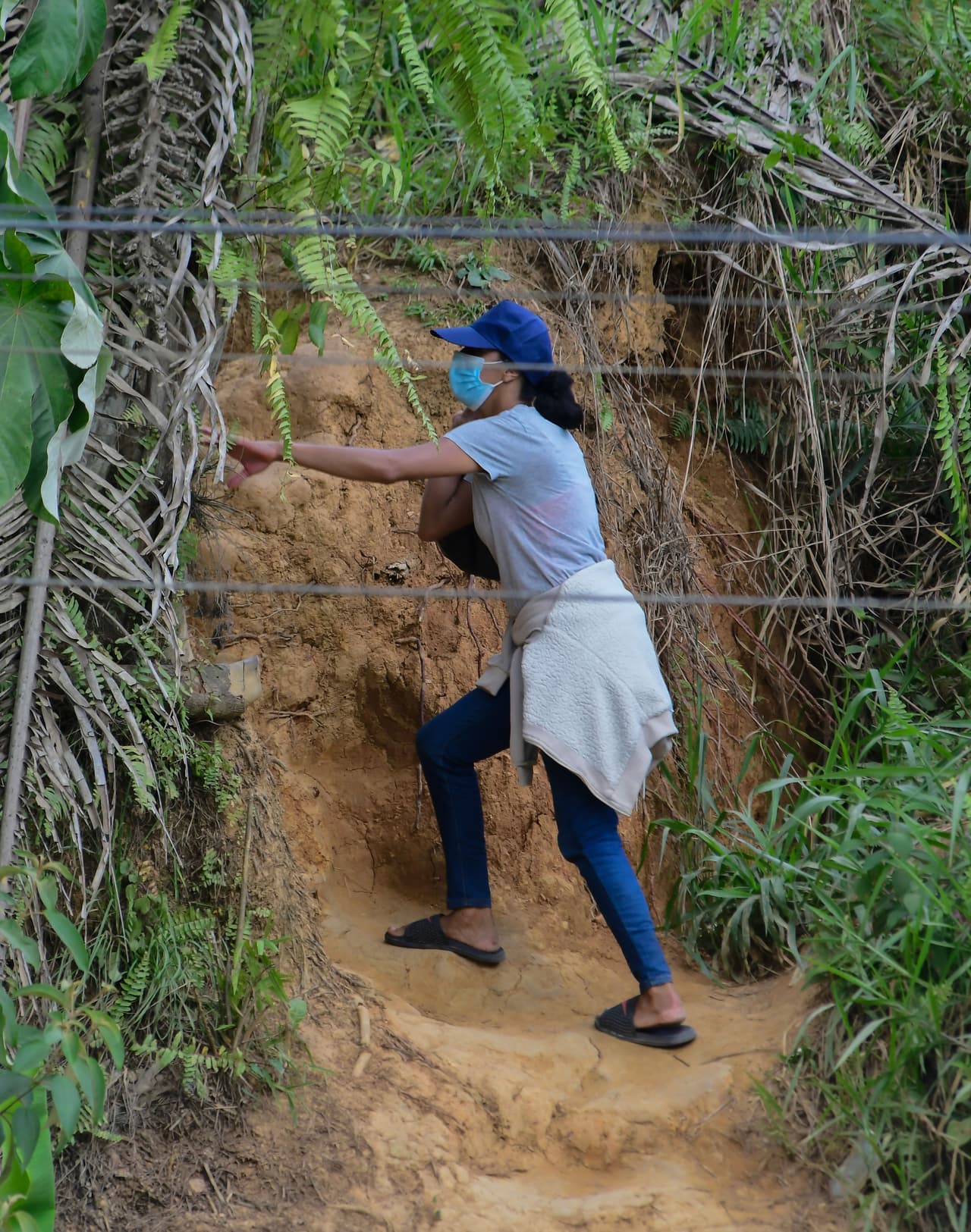 Esta mujer intenta cruzar de Honduras a Guatemala a través de los llamados "puntos ciegos" de la frontera. Este último grupo de migrantes hondureños relativamente pequeño pareció disolverse antes de llegar a la frontera con Guatemala en un día en el que la vicepresidenta 
<a href="https://www.univision.com/temas/kamala-harris">Kamala Harris</a> habló con el presidente guatemalteco 
<a href="https://www.univision.com/noticias/america-latina/giammattei-toma-las-riendas-de-guatemala-bajo-amenaza-de-las-pandillas">Alejandro Giammattei</a> sobre cuestiones de migración.