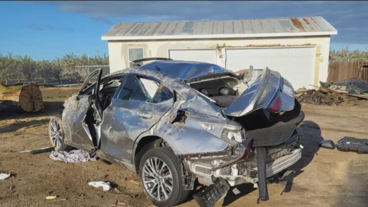De acuerdo con la Patrulla de Caminos el choque se produjo cuando un auto no respetó la señal de alto en el cruce de Mount Whitney Avenue y Cedar Street, como saldo del accidente una joven de 14 años perdió la vida y tres mujeres más resultaron heridas.