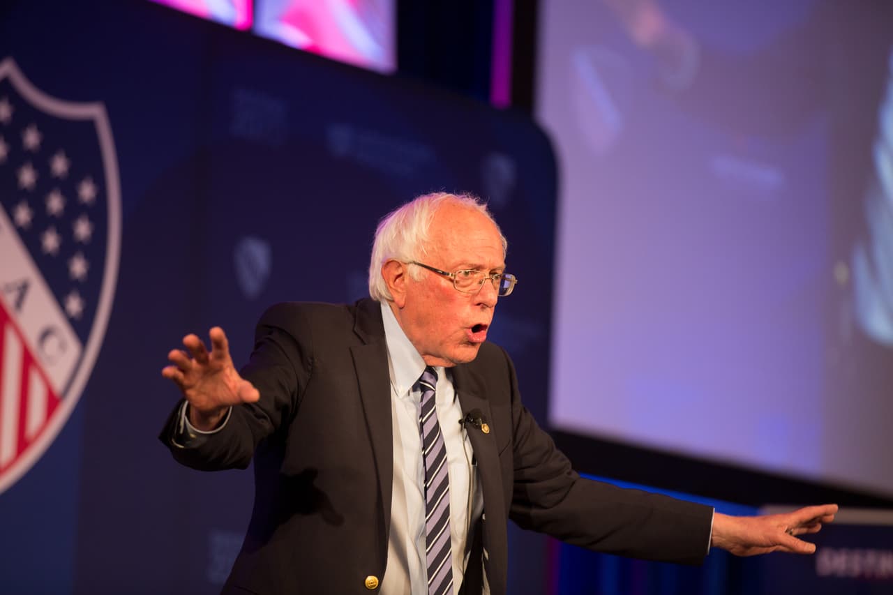 Sanders dijo que en 12 años el daño causado al planeta por el cambio climático será irreversible. “En vez de gastar dinero en armas podemos usar nuestros recursos y usarlos conjuntamente para luchar contra nuestro enemigo común que es el cambio climático”, agregó. De los cuatro participantes fue el que más 
<b> </b>fustigó a Trump lo tildó de "racista" y "xenófobo".