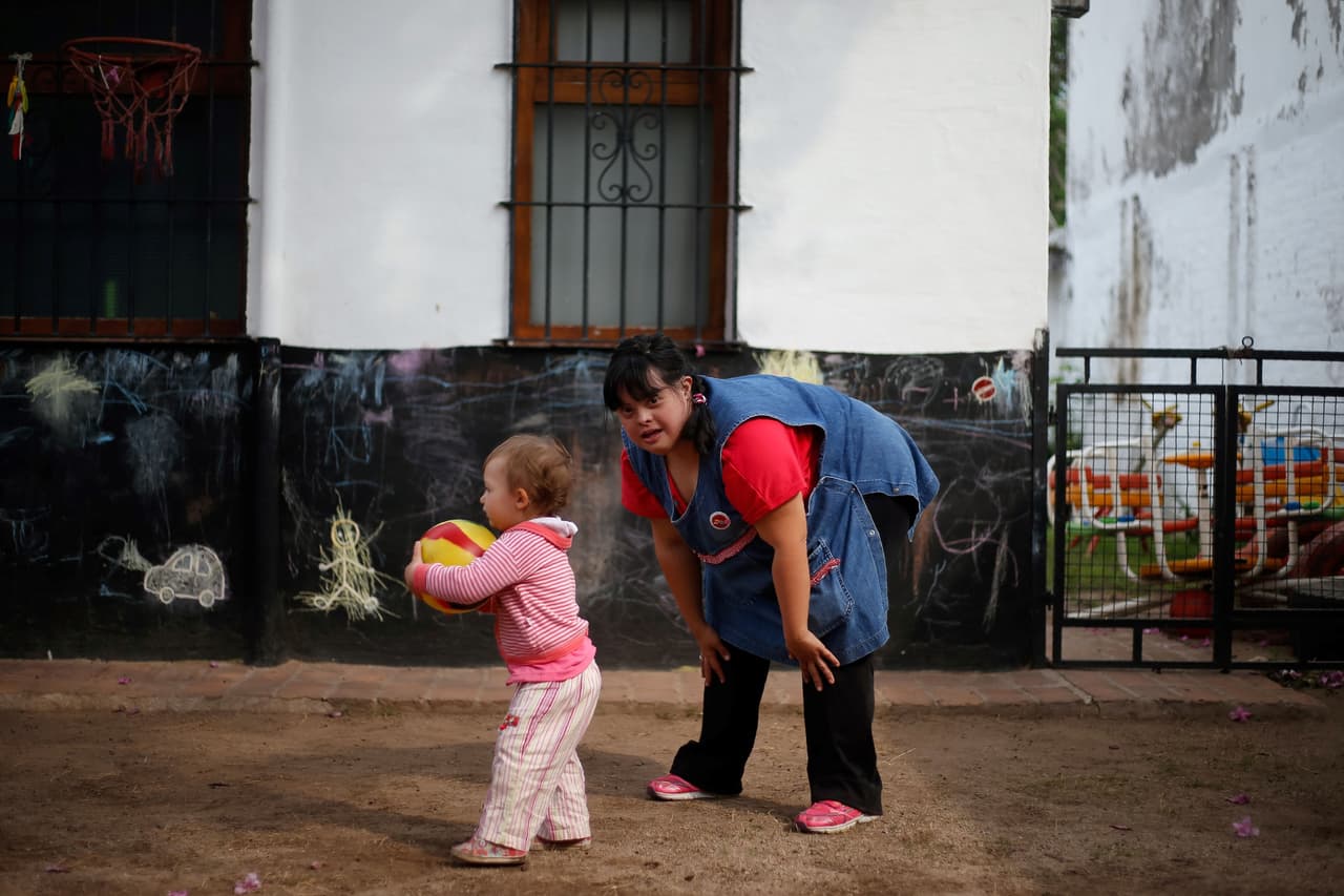 Noelia Garella, de 31 años, es 
<b>una mujer con síndrome de Down que, luego de haber sufrido terribles episodios de discriminación siendo niña, ha logrado cumplir su sueño de <a href="http://www.univision.com/noticias/docencia/noelia-la-hazana-de-ser-maestra-con-sindrome-de-down">trabajar como maestra de preescolar</a><a href="http://www.univision.com/noticias/docencia/noelia-la-hazana-de-ser-maestra-con-sindrome-de-down"> en Argentina</a></b>. Ella se graduó en 2007 de maestra en la ciudad de Córdoba y hoy está a cargo de la sala de primer año en el Jardín Maternal Jeromito.