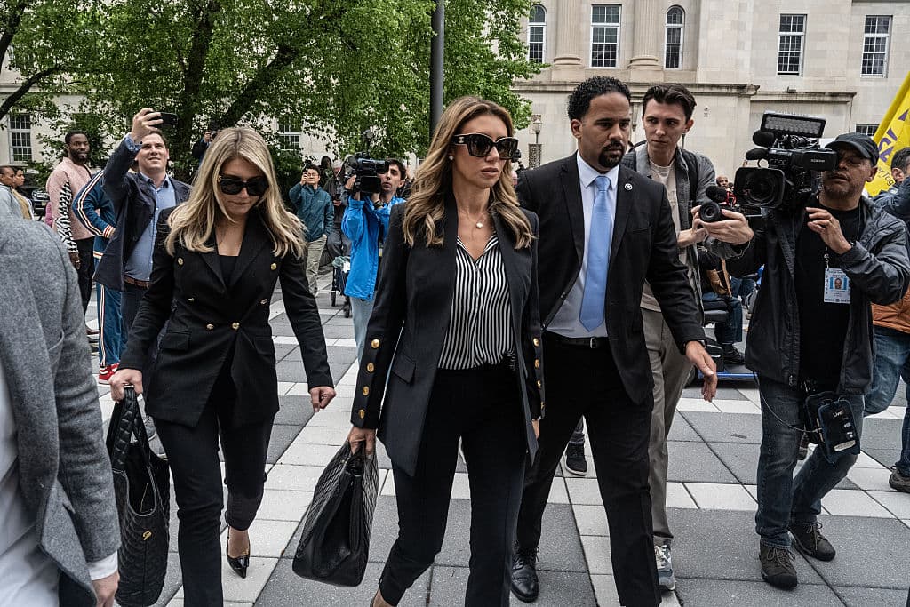 Jueces federales decidirán futuro de Alina Habba mientras Trump enfrenta bloqueo en el Senado
