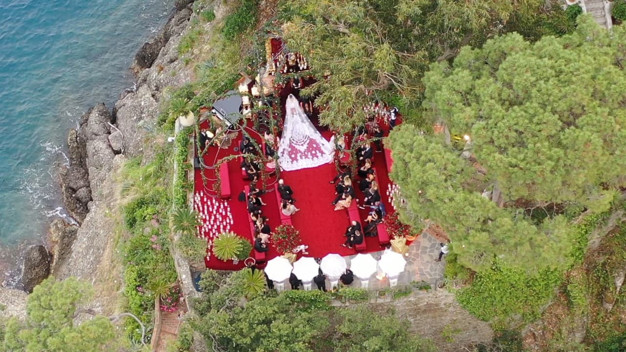 Además, llamó la atención que 
<b><a href="https://www.univision.com/shows/despierta-america/el-mini-vestido-de-novia-la-musica-[…]-boda-de-kourtney-kardashian-y-travis-barker-en-italia-video" target="_blank">tenía bordada la imagen de una virgen,</a></b> basada en uno de los tatuajes de Travis Barker, según Vogue. El atuendo fue confeccionado por Dolce & Gabbana, que patrocinó la boda, según el Daily Mail. 
<br>