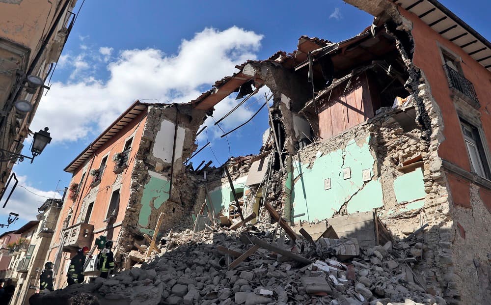 4. 
<b>Minimiza el impacto financiero</b>
<br>Considera la adquisición de un seguro contra terremotos. 
<b>Organiza tus documentos e información más importante</b> en un plástico sellado para que los puedas tomar en caso de tener que abandonar rápidamente tu hogar. Considera identificaciones, tarjetas de seguro, lista de contactos de emergencia, fotos de las pertenencias en tu hogar.
