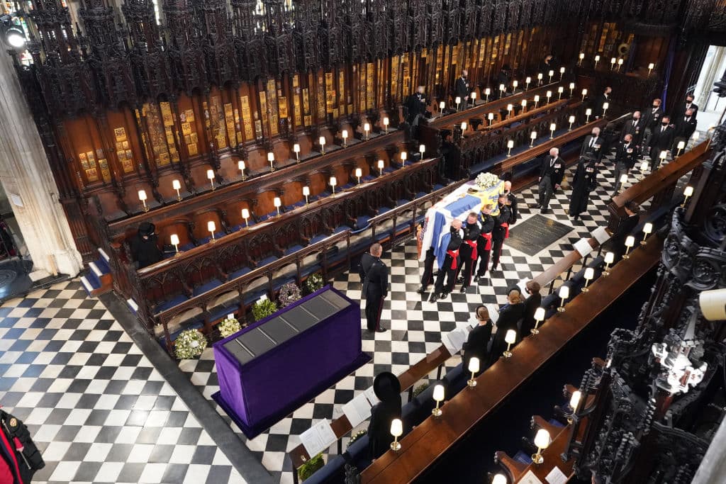 El féretro es transportado al interior de la capilla.