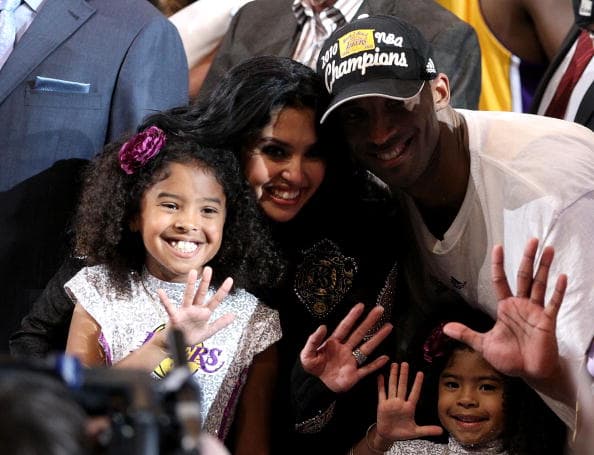 Kobe Bryant junto a su esposa e hijas. De izquierda a derecha Natalia, Vanessa y Gianna, después de 
<a href="https://www.univision.com/noticias/89-67-los-lakers-desdibujan-a-los-celtics-y-fuerzan-el-septimo-partido">la victoria de los Lakers</a> sobre los 
<a href="https://www.univision.com/temas/boston-celtics">Celtics de Boston</a> en el séptimo juego de la final de 2010.