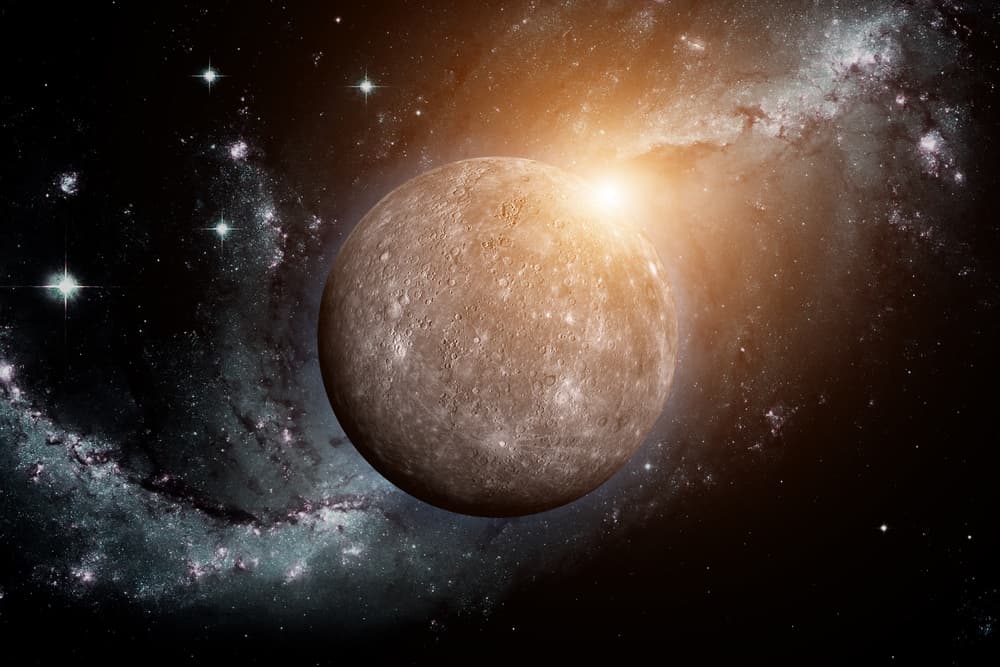 Mercurio es el planeta que rige las comunicaciones, las interrelaciones, el aprendizaje y muchísimas cosas más. Pero cuando está retrógrado, muchas facetas comienzan a fallar, comenzando con lo que hablamos, decimos, firmamos, etcétera.