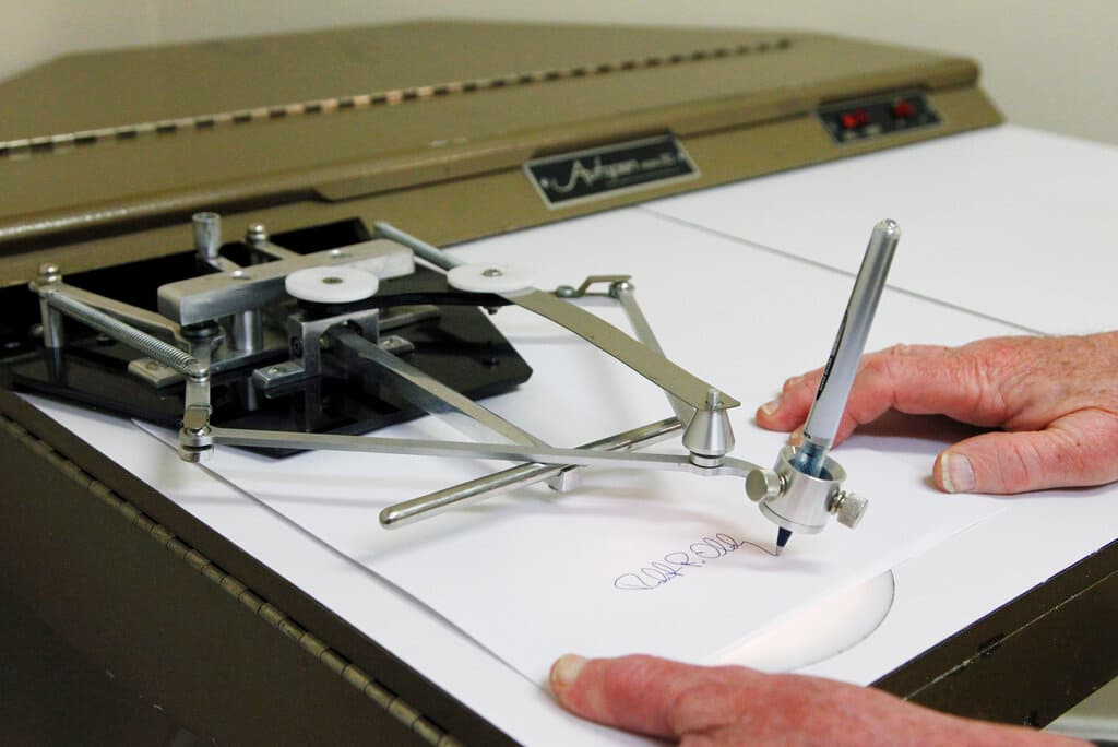 En esta foto tgomada el 13 de junio de 2011, Bob Olding, presidente de Damilic Corp., el fabricante líder de máquinas de firma automática para replicar firmas auténticas, demuestra las características del antiguo modelo Autopen Modelo 80.