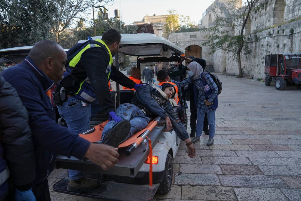Palestinos evacuan a un hombre herido durante enfrentamientos con las fuerzas de seguridad israelíes en el exterior de la mezquita de Al Aqsa, en la Ciudad Vieja de Jerusalén, el 15 de abril de 2022. La 
<a href="https://www.univision.com/noticias/mundo/enfrentamientos-en-jerusalen-palestinos-heridos-fotos">Explanada de las Mezquitas</a> es el tercer lugar santo del islam. Los judíos se refieren al lugar como el Monte del Templo.