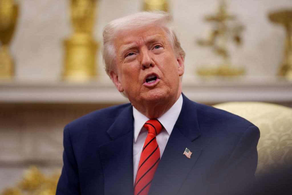 6 claves del "posible desafío" y ataque de Trump a un juez que le valió una reprimenda del presidente de la Corte Suprema