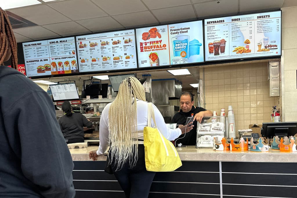 <h2 class="cms-H2-H2">2. Seattle</h2>
<br>
<br>En la ciudad de Seattle en Washington los consumidores pagan en promedio $13.48 por una comida rápida como hamburguesas, sándwiches, pollo frito o pizza. El costo medio de una comida rápida incluye los impuestos de venta estatales y locales aplicables en función de la ubicación de los restaurantes.
<br>
<br>A medida que la inflación eleva el costo de los alimentos, el 16% de los estadounidenses recurre a la comida rápida y a otras "opciones más baratas" para ahorrar dinero, dice el reporte.