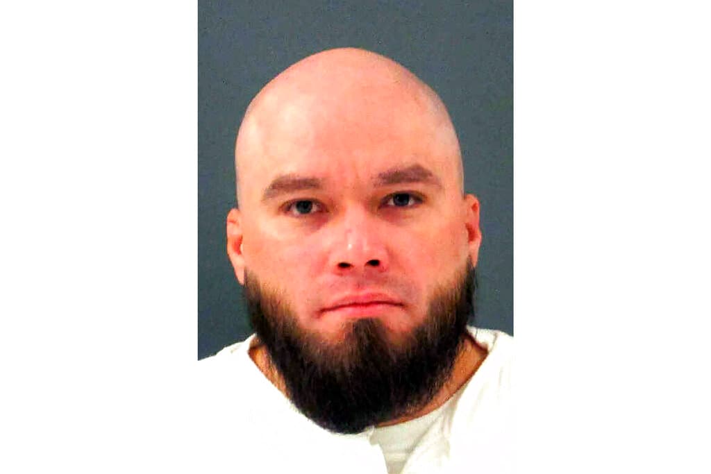 <h2 class="cms-H2-H2">John Henry Ramirez</h2>
<br>
<b>Fecha de ejecución:</b> 5 octubre 2022
<br>
<b>Lugar de ejecución: </b>Texas
<br>
<br>Fue ejecutado luego de una mediática 
<a href="https://www.univision.com/John%20Henry%20Ramirez%20es%20ejecutado%20Texas%20pastor%20inyecci%C3%B3n%20letal">lucha legal para que un pastor lo acompañara</a> en el momento de recibir la inyección letal. Al final, tras ganar la batalla, su consejero espiritual pudo sostener su mano y realizar oraciones en voz alta, algo que antes no se había permitido.
<br>
<br>Ramírez 
<b><a href="https://www.univision.com/noticias/justicia/john-henry-ramirez-reo-texas-ejecucion-historia-cronologia">fue condenado por matar a puñaladas en julio de 2004 a Pablo Castro</a></b>, un empleado de una tienda de conveniencia de 45 años de edad. Ramírez apuñaló a Castro 29 veces y le robó $1.25.