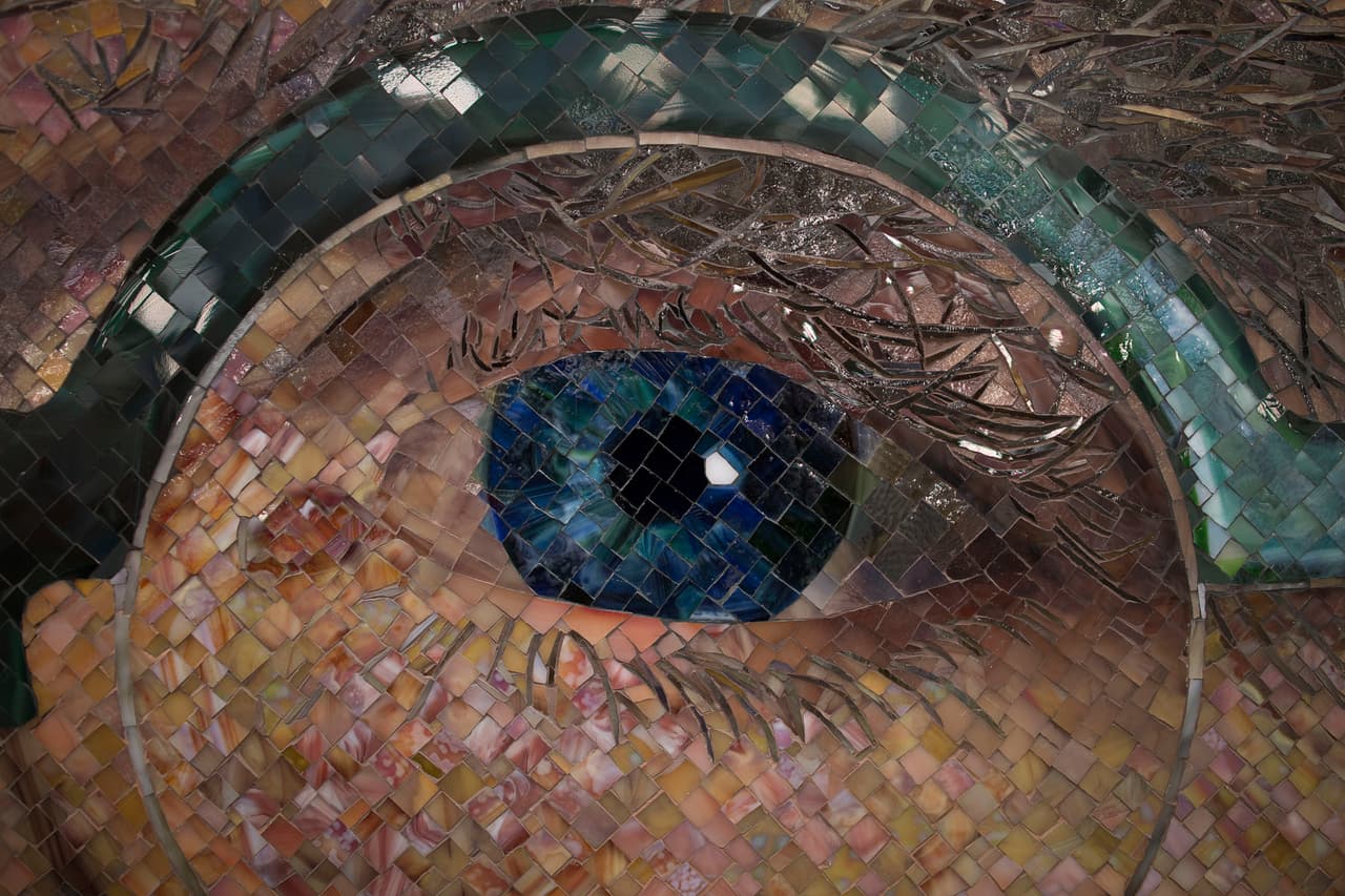 “Subway Portraits”, de Chuck Close, presenta una decena de enormes rostros de figuras del mundo de la cultura, tales como Lou Reed, Philip Glass, Kara Walker e incluso el mismo artista.