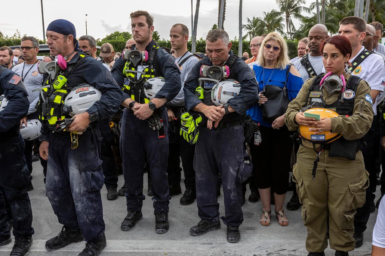 "En tributo de las vidas que se han perdido, nuestros equipos de rescate guardaron un minuto de silencio y oración cerca de la zona del colapso del edificio de Surfside. Con un corazón triste, comenzamos los esfuerzos de búsqueda para la recuperación, y continuaremos con nuestro compromiso, que se mantiene en reunir a los familiares con sus seres amados", dijo el
<a href="https://twitter.com/MiamiDadeFire/status/1412932111930175497?s=20" target="_blank"> departamento de bomberos de Miami-Dade</a> en su cuenta de Twitter.