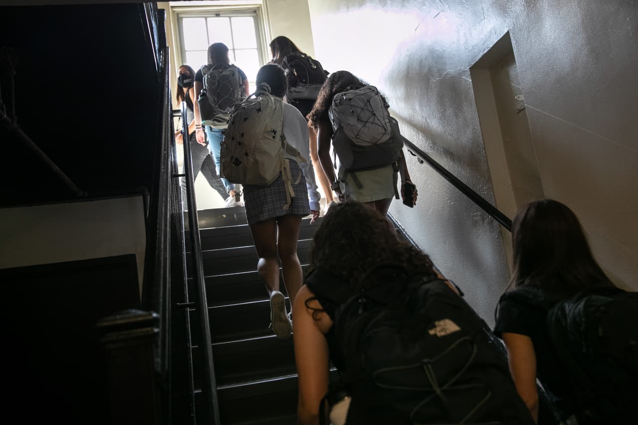En una carta a los padres el jueves por la noche, el distrito escribió: “Austin ISD se toma muy en serio la violencia de cualquier tipo. Las peleas o las armas en la escuela no son toleradas y serán tratadas de inmediato."