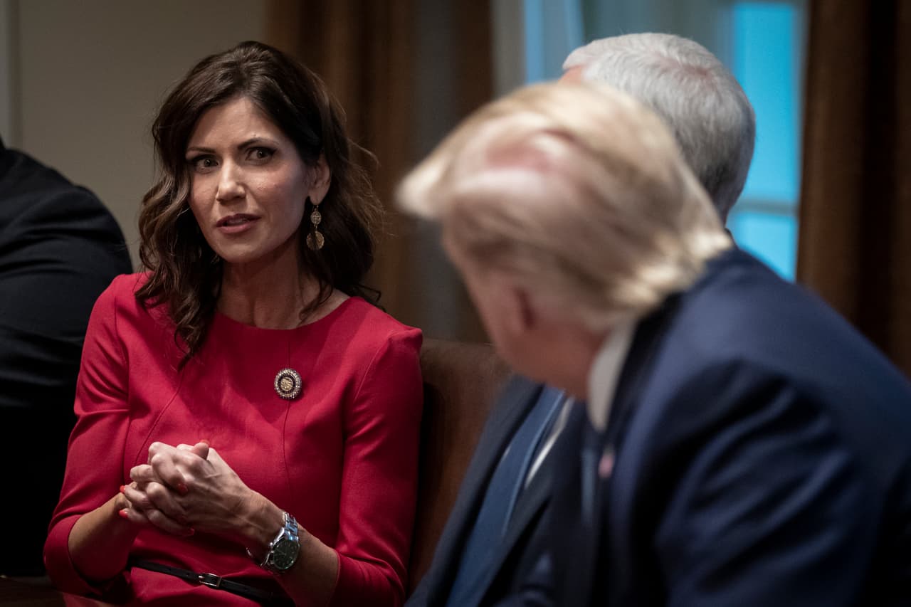 ❌ 
<b>Dakota del Sur |</b> La gobernadora republicana Kristi Noem agradeció la posibilidad de solicitar fondos de FEMA, pero aseguró que su estado se encuentra en una "posición afortunada al no tener que aceptarlos". 
<br>
<br>"La economía de Dakota del Sur, al nunca haber sido cerrada, ha recuperado cerca del 80% de los empleos perdidos", dijo en un 
<a href="https://news.sd.gov/newsitem.aspx?id=27162" target="_blank">comunicado</a>.