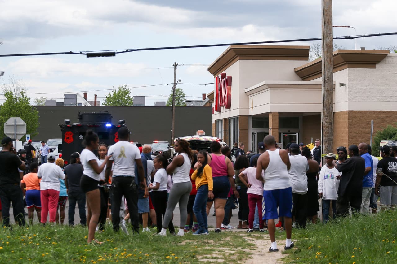El área en la que ocurrió la balacera es residencial y se encuentra a solo tres millas del centro de Buffalo. Testigos dijeron a medios que la escena era impactante. El gerente de operaciones del supermercado, Shonnell Harris, aseveró a varios reporteros en el lugar que en el momento del tiroteo escuchó al menos 70 disparos.
