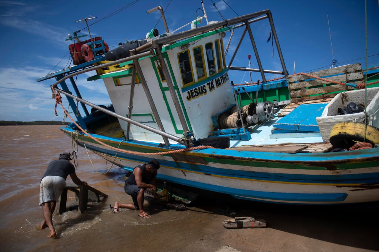 La reducción del caudal del río ha afectado también a los pescadores. 
<b>"Los barcos grandes ya no pasan por el delta del río (...) y el dinero se va", dice a la AFP Elialdo Bastos Meirelles, que preside una colonia de pescadores de unos 600 miembros. </b>"El río está muerto", asegura. 
<br>