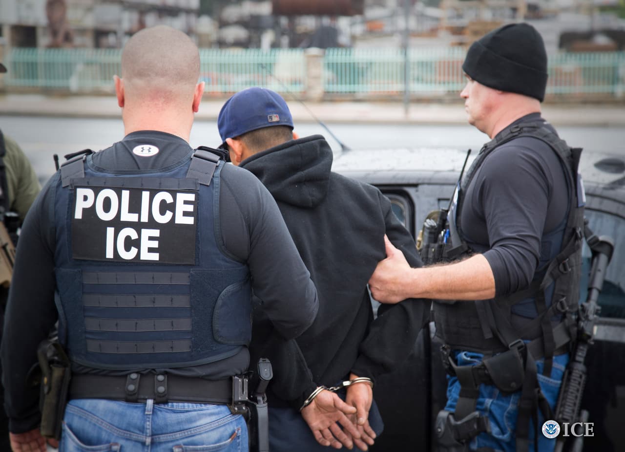 Para conocer todas las recomendaciones que hace ACLU a los inmigrantes y escenarios posibles, entra 
<a href="https://www.aclu.org/know-your-rights/derechos-de-los-inmigrantes/#fui-detenido-por-a-policia-ice-o-la-oficina-de-aduanas-y-proteccion-fronteriza-cbp-en-transito" target="_blank">aquí</a>.
