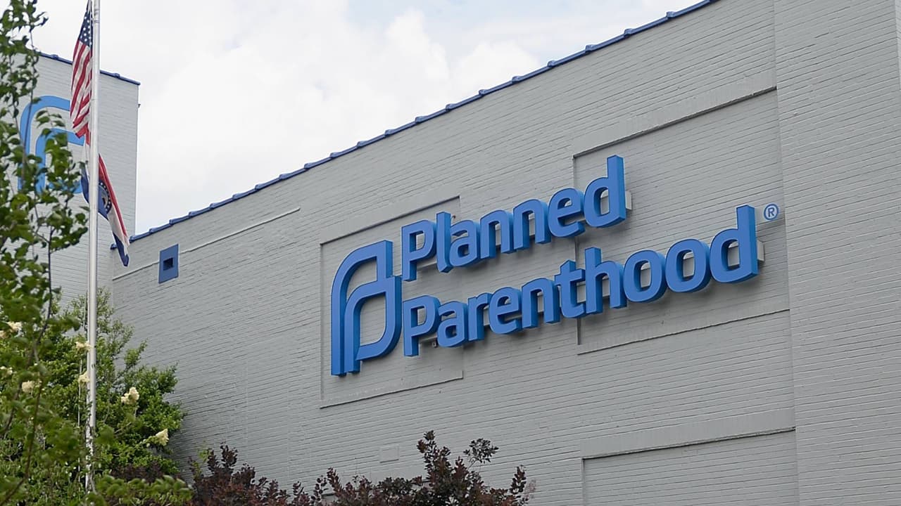Jueza bloquea los recortes de la administración Trump a Planned Parenthood: las noticias del día