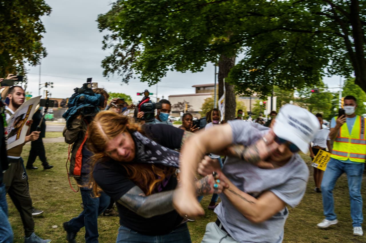 El 1 de septiembre Trump anunció que también aplicaría la política de “ley y orden” en Kenosha, donde continuaban las manifestaciones por las injusticias raciales. Ese día varios partidarios del presidente y manifestantes chocaron en las calles de esa ciudad.
<br>